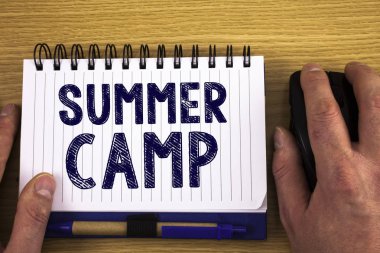 Yaz Kampı gösterilen metin işareti. Kavramsal fotoğraf bölgedeki nerede çocuk faaliyetleri sırasında tatil yapmak