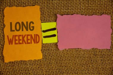 Metinler uzun hafta sonu yazma kelimeler. İş kavramı kısa tatil tatil sezonu rahatlatıcı rekreasyon timeideas turuncu sarı pembe kağıtları eşittir işareti hasır arka planda oluşturulan