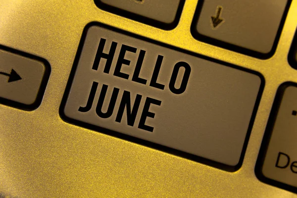Kavramsal el Merhaba Haziran gösterilen yazma. Mayıs startingyellow kahverengi klavye tuşu niyet oluşturmak metinler bilgisayarda yaz boyunca bir yeni ay mesaj başlayan vitrine iş fotoğraf
