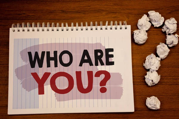 Kim sana soru gösterilen Not yazma. Tanıtmak veya tanımlamak kendin söyle kişisel hikaye vitrine iş fotoğraf