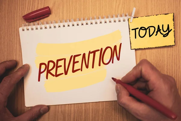 Önleme gösterilen metin işareti. Kavramsal fotoğraf olay sağlık Protectionman için bugün dizüstü el oluşturmak bir şey durdurma tutun holding kalem ahşap arka plan