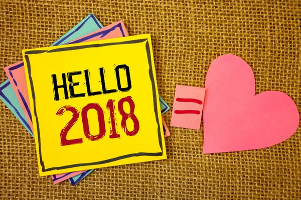 Kavramsal el Merhaba 2018 gösterilen yazma. Bir yeni yıl motivasyon mesajı 2017 başlayan iş fotoğraf metinler not kağıtları eşittir işareti kalp hasır bir arka plan üzerinde oluşturulan nowideas bitti