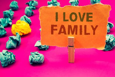 Aşk aile gösterilen metin işareti. Anne baban için kavramsal fotoğraf iyi duygular sevgi Carefulness