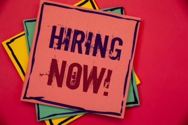 İş fırsatları şimdi motivasyon arama metinleri yazma kelimeler. Kavramları siyah harflerle kırmızı arka plan iş kavramı işgücü istedim çalışanlar Recruitmentpink mavi sarı kağıtları fikirler için sözler