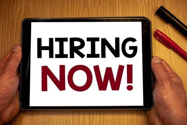 İşe hemen motivasyonel arayın gösterilen metin işareti. Kavramsal fotoğraf işgücü istedim çalışanlar Recruitmentman tutun tabloda fikirler kelime beyaz ekran siyah kırmızı kalem ile ahşap