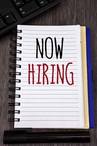 Kavramsal el yazısı Now Hiring 'i gösteriyor. İş Fotoğrafları Sergisi Çalışan Arananlar İşe Alınıyor Bugün İş Fırsatı