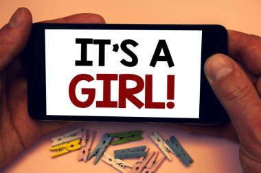 Bu olan bir kız motivasyonel Call gösterilen Not yazma. Cinsiyet Bebek kadın vitrine iş fotoğraf ortaya kutlama