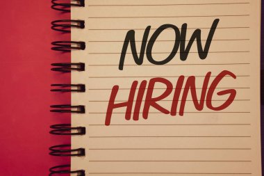 Şimdi Kiralama gösterilen Not yazma. Defter siyah harflerle kırmızı zemin üzerine oluşturulan işgücü istedim çalışanların işe bugün iş Opportunityideas fikir iletiler vitrine iş fotoğraf