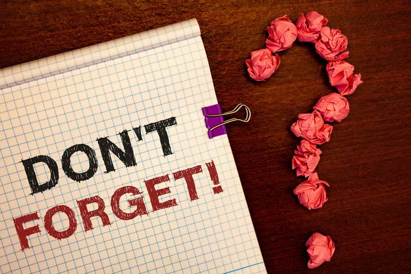 Kavramsal el unut motivasyonel arama gösterilen yazma. Hatırla tutmak göz anımsatıcı zamanlamanın önünde vitrine iş fotoğraf