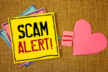 Kavramsal el aldatmaca Çağrı Uyarısı motivasyonel gösterilen yazma. Not kağıtları eşittir işareti kalp hasır bir arka plan üzerinde oluşturulan dolandırıcılık veya virüs attacksideas önlemek için iş fotoğraf metinler güvenlik uyarısı