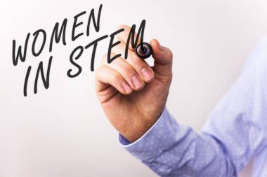 Kadınlar içinde kök gösterilen Not yazma. Bilim Teknoloji Mühendislik Matematik bilim adamı araştırma vitrine iş fotoğraf