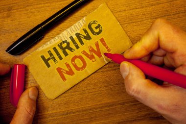 İşe hemen motivasyonel arayın gösterilen Not yazma. İş fotoğraf vitrine işgücü istedim çalışanlar Recruitmentman sarı kağıt el holding kırmızı siyah kalem ahşap tablo oluşturma