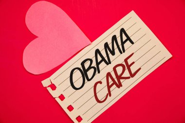 Obama bakım gösterilen metin işareti. Kavramsal fotoğraf hükümet programı, sigorta sistemi hasta Protectionnotebook sayfa kırmızı arka plan pembe kalp siyah harfler aşk Not romantik