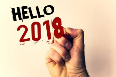 Merhaba 2018 yazma el yazısı metinler. Bir yeni yıl motivasyon mesajı 2017 başlayan kavramı üzerinde fikir mesaj kırmızı harflerle Bej siyah arka plan işaret kalemi tutan nowman anlamı