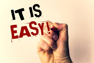 Bu kolay motivasyon çağır yazma el yazısı metinler. Temel fikir mesaj kırmızı harflerle Bej siyah arka plan işaret kalemi tutan Effortlessman net basit değil anlam kavramı karmaşık