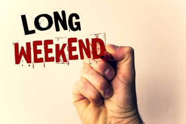 Uzun hafta sonu yazma el yazısı metinler. Kavram anlamı kısa tatil tatil sezonu rahatlatıcı rekreasyon timeman fikir ileti siyah kırmızı harflerle bej arka planını işaret kalemi tutan