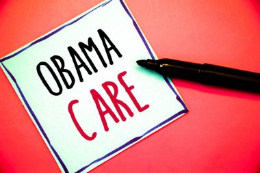 Kavramsal el Obama bakım gösterilen yazma. İş fotoğraf metinler hükümet programı, sigorta sistemi hasta Protectionideas iletileri beyaz kağıt siyah kırmızı harflerle kalem kırmızı arka plan üzerinde dinlenme