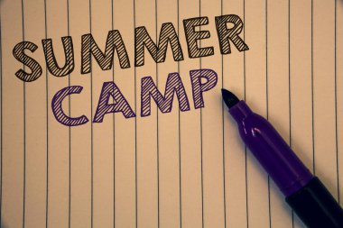 Kavramsal el yaz kampı gösterilen yazma. Bölgedeki nerede çocuk faaliyetleri sırasında tatil yapmak vitrine iş fotoğraf