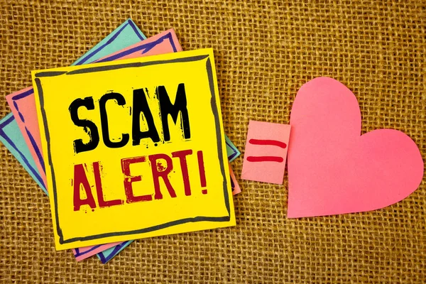 Kavramsal el aldatmaca Çağrı Uyarısı motivasyonel gösterilen yazma. Not kağıtları eşittir işareti kalp hasır bir arka plan üzerinde oluşturulan dolandırıcılık veya virüs attacksideas önlemek için iş fotoğraf metinler güvenlik uyarısı