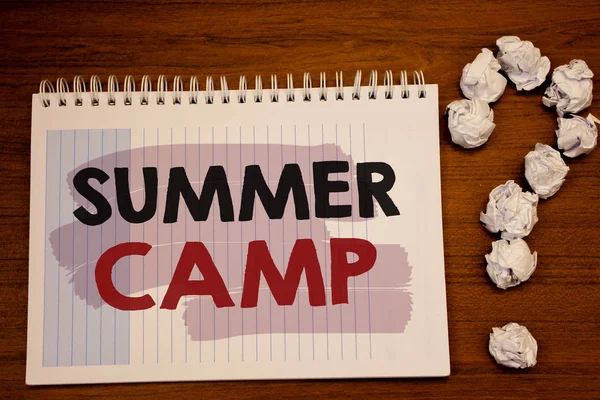 Yaz Kampı gösterilen Not yazma. Bölgedeki nerede çocuk faaliyetleri sırasında tatil yapmak vitrine iş fotoğraf