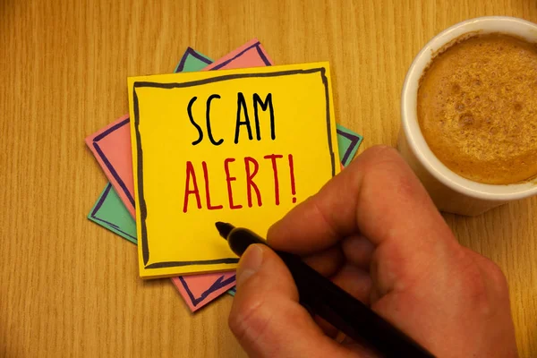 Aldatmaca Çağrı Uyarısı motivasyonel gösterilen metin işareti. Sarı pembe mavi kağıtları el holding siyah kalem kahve fincan oluşturma dolandırıcılık veya virüs attacksman önlemek için kavramsal fotoğraf güvenlik uyarısı