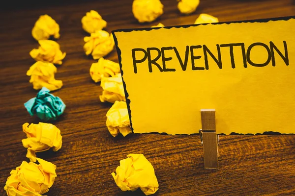 El yazısı metinler önleme. Kavram anlamı oluyor sağlık Protectionclothespin holding sarı kağıt fikirler buruşuk kağıtlar ahşap arka plan bir şey durdurma