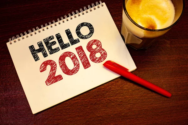 Metinler Merhaba 2018 yazma kelimeler. Bir yeni yıl motivasyon mesajı 2017 başlatmak için iş nownotebook sayfa siyah kırmızı harfler fikirler mesajlar ahşap masa cam içki kalem kavramdır