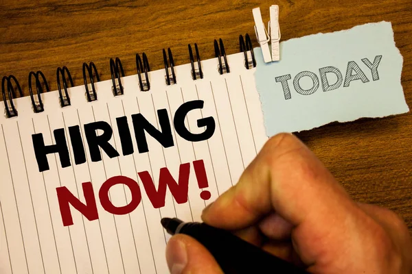 İşe hemen motivasyonel arayın gösterilen metin işareti. Kavramsal fotoğraf işgücü istedim çalışanlar Recruitmentman için bugün dizüstü el oluşturmak basılı tutarak kalem ahşap arka plan