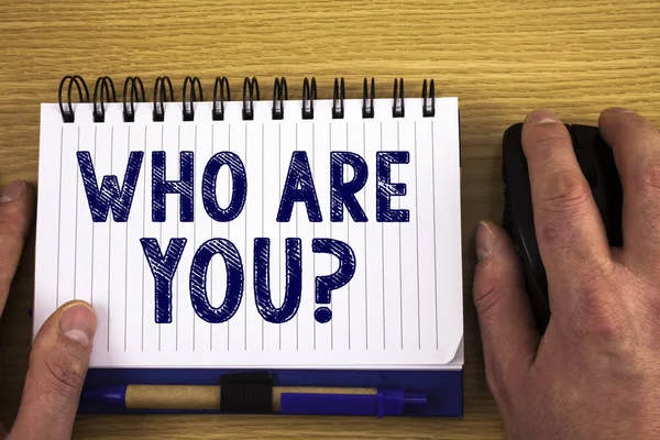 Kim sana soru gösterilen metin işareti. Kavramsal fotoğraf tanıtmak veya tanıtmak kendinizi kişisel hikayeni anlat