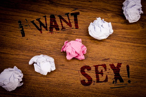 El yazısı metinler ben seks motivasyon aramak istiyorum. Cinsel ilişki Excitementideas arzu anlamı ahşap arka plan siyah harfler birkaç denemeden buruşuk kağıtlar kelime kavram