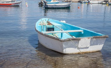 Kristal berraklığında su üstünde tipik tekne. Sigara deniz araç Dock deniz sığ alanda motorlu. Makine ve ulaşım aracı Balık tutma