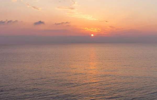 Небо Стає Помаранчевим Сонце Морі Хмари Хвилі Зустрічаються Океані Розмотування — стокове фото