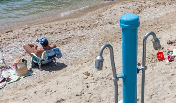 Muž Sedí Přenosné Židli Turistické Čelí Pobřeží Čtení Knihy Piknikový — Stock fotografie
