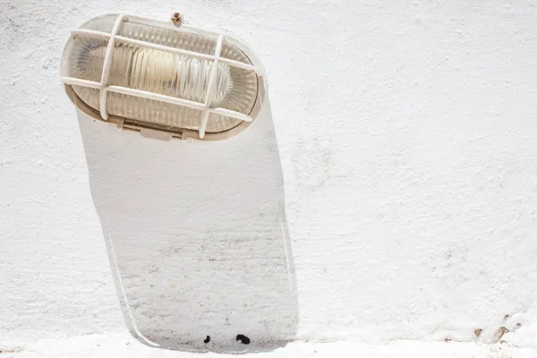 Una Lámpara Incandescente Cima Nieve Fundición Hierro Que Cubre Bombilla —  Fotos de Stock