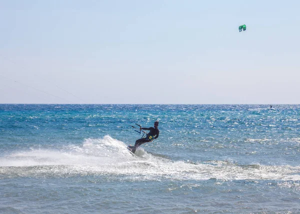 Muži Plné Polní Obleku Nad Oceánem Sportovec Drží Pevně Rukojeť — Stock fotografie