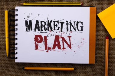 Pazarlama planı gösterilen Not yazma. İş reklam stratejileri piyasa başarılı fikirler metin beyaz notepad sarı kalem kalem kroki stres okul iş çevresinde vitrine iş fotoğraf