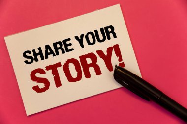 Paylaşım kişisel hikaye motivasyonel ara gösterilen metin işareti. Not kağıdı siyah kalem mesaj pembe arka plan yazılı kavramsal fotoğraf deneyim nostalji bellek kişisel metin iki kelime notları