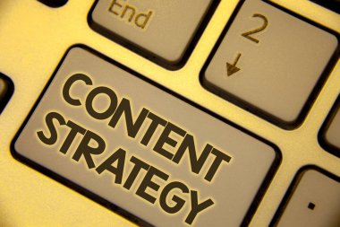 İçerik stratejisi gösterilen Not yazma. Bilgisayar klavye Ekle anahtar düğmesi basın iş yazılı yönetimi ağ Internet Web sitesi pazarlama planı metin iki kelime vitrine iş fotoğraf