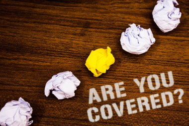 Are sen kaplı soru gösterilen metin işareti. Kavramsal fotoğraf var bir güvenlik ve sağlık sigortası tıbbi bakım fikirler kavramlar kelimeler buruşuk ahşap arka plan üzerinde birkaç deneme kağıtları