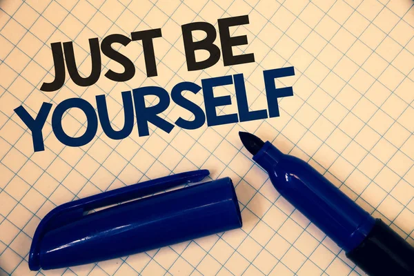 El yazısı metin yazma sadece kendin ol. Kağıt açık mavi işareti kap mesaj mektup okul yazılı kendi tutum güven doğru emin dürüstlük motivasyon metin iki kelime anlam kavramı