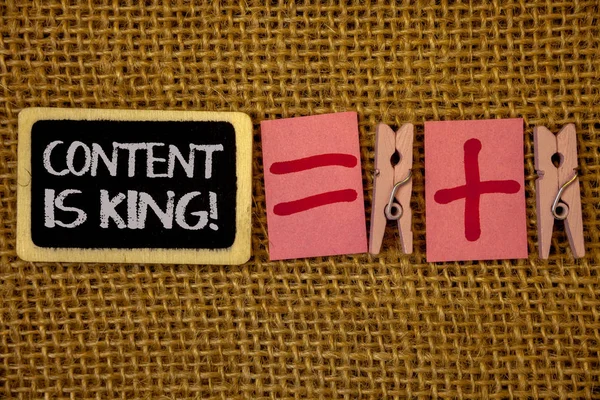 İçerik kral motivasyonel çağır gösterilen Not yazma. Pazarlama bilgi reklam stratejisi fikirleri blackboard tebeşir harfleri eşit artı işaretleri kumaş pim hasır üzerinde vitrine iş fotoğraf