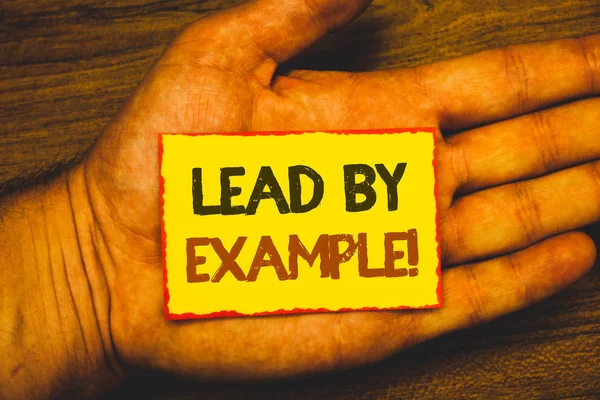 Kavramsal el kurşun tarafından örnek motivasyonel çağrı gösterilen yazma. Liderlik yönetimi akıl hocası organizasyon metin sarı kağıt Not kırmızı kenarlık ileti aşk yazılan sözcükler vitrine iş fotoğraf