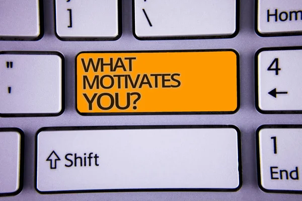何があなたの質問の動機を書く手書き文字 黄色の矢印ボタンで情熱ドライブ インセンティブ夢吸引シルバー色の洗練された現代のコンピューター キーボードを意味概念 — ストック写真