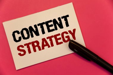 İçerik stratejisi gösterilen metin işareti. Not kağıdı siyah kalem mesaj pembe arka plan yazılı kavramsal fotoğraf yönetimi ağ Internet Web sitesi pazarlama planı metin iki kelime notlar