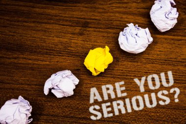 Are sen ciddi soru gösterilen metin işareti. Kavramsal fotoğraf var güvensizlik bu buruşuk ahşap arka plan gerçek fikirler kavramları sözcükler için birkaç deneme kağıtları mı geçiyorsun