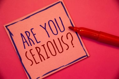 Are sen ciddi soru gösterilen Not yazma. İş fotoğraf vitrine var güvensizlik şaka gerçek fikirler kavramları Intentions pembe kağıt siyah harflerle kare kırmızı kalem üzerinde olduğunu