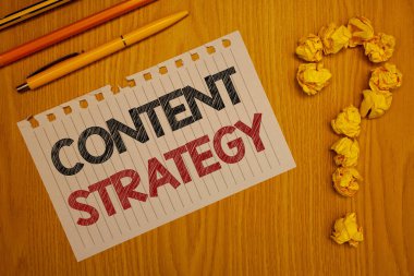 Kavramsal el içerik stratejisi gösterilen yazma. İş fotoğraf metin yönetimi ağ Internet Web sitesi pazarlama planı Not Resepsiyon kalem kalem soru işareti Crumbled kağıt yazılan sözcükler