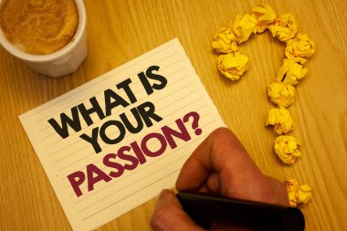 Kavramsal el tutku sorunuzu gösterilen yazma. Birisi onun hayalleri ve umutları ahşap Masaüstü el hakkında soran fotoğraf iş vitrine tutun işaret sayfa kahve soru işareti