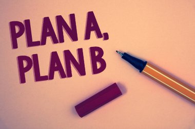 Plan A, b iş planı fotoğraf stratejik çözümler fikirler kelimeler sarı arka plan açık mavi sarı kalem mesaj mektup seçmek için izlenecek yolları vitrine gösterilen yazma kavramsal el
