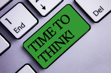 Zaman düşünüyorum motivasyonel arama için gösterilen metin işareti. Kavramsal fotoğraf düşünme planlama fikirleri cevap soru metin iki kelime yeşil düğme tuşa basarak gri bilgisayar Ekle